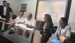 Promotora de Justiça Ana Claúdia Uchoa (à esquerda) durante o anúncio.