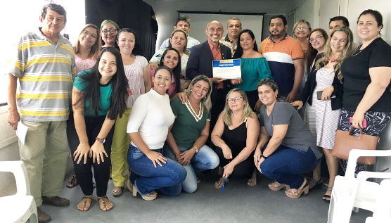 Foto com o promotor de Justiça Dairton Costa e a equipe que participou da capacitação do Conselho Tutelar de Maranguape.