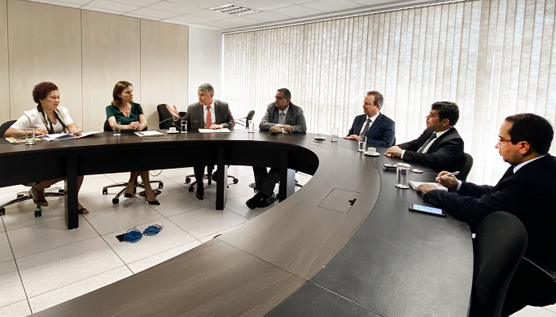 Membros do Ministério Público reunidos com o corregedor nacional do Conselho Nacional do Ministério Público em uma sala. A promotora de Justiça do MPCE Rita d´Alva é a segunda pessoa, da esquerda para a direita.