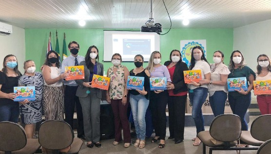 MPCE entrega cartilhas de projetos de educação e cidadania ao Município de Iguatu