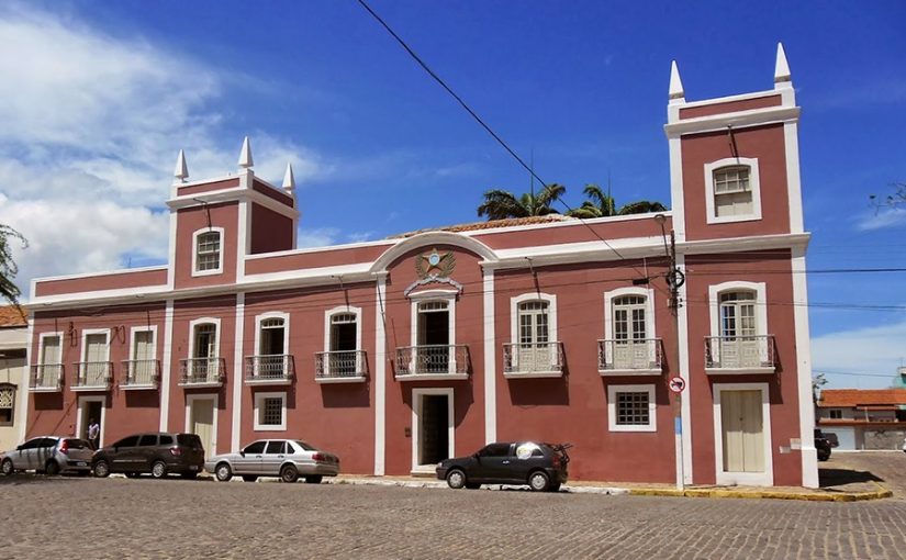 MPCE ajuíza ação contra Câmara Municipal por manter um vereador a mais em exercício em Aracati 
