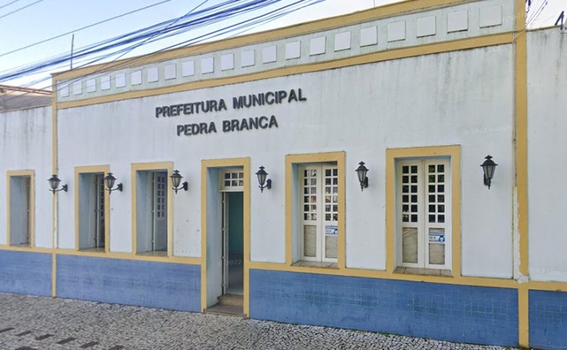 MPCE recomenda que Município de Pedra Branca exonere, em até 48 horas, 15 servidores em situação de nepotismo