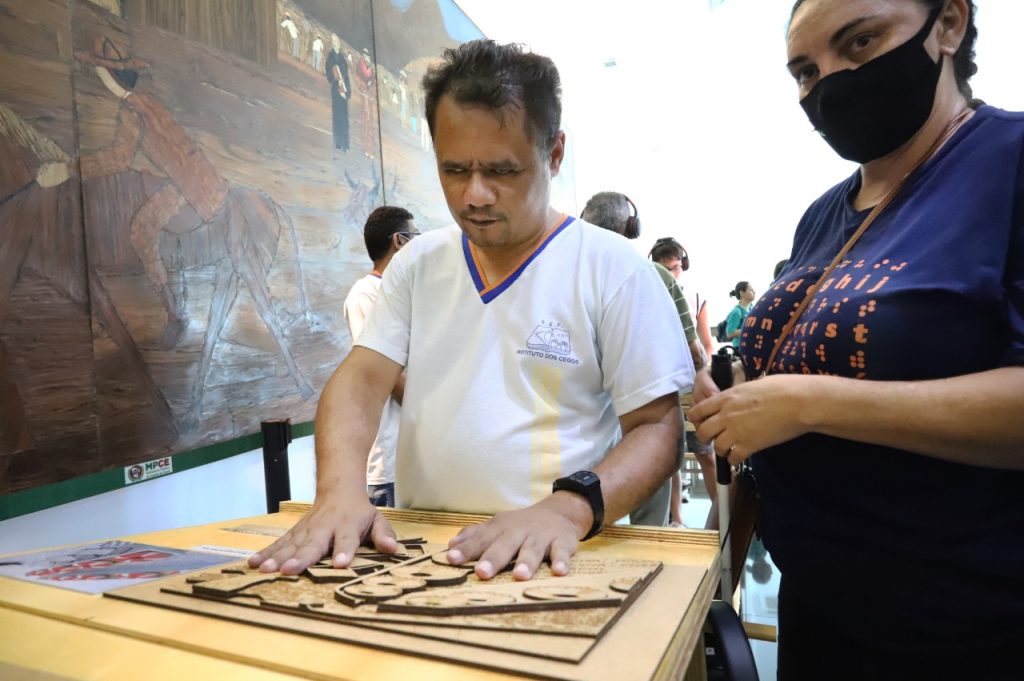 Exposição acessível com fotos táteis é aberta no Espaço Cultural do MPCE