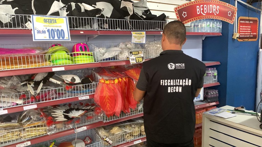 Decon fiscaliza lojas que comercializam fantasias e artigos de festa em Fortaleza