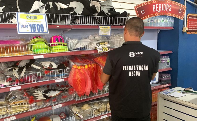 Decon fiscaliza lojas que comercializam fantasias e artigos de festa em Fortaleza