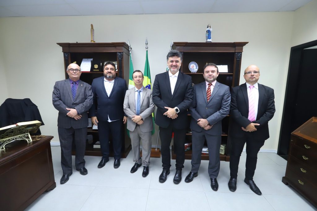 PGJ recebe superintendente da Polícia Federal no Ceará em visita institucional 