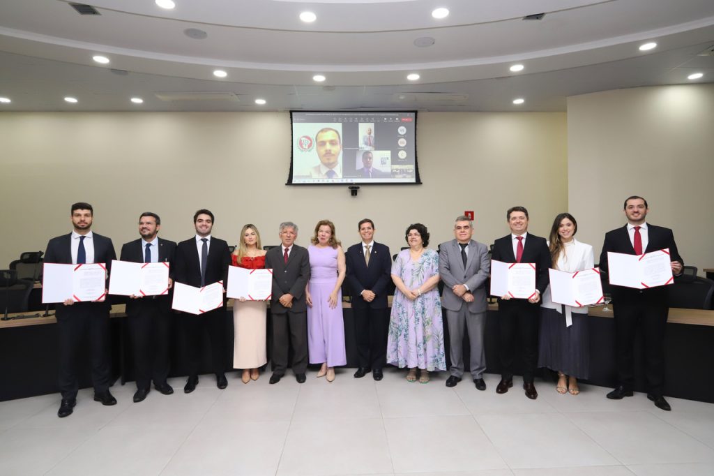 MPCE entrega Termo de Exercício a 10 promotores de Justiça promovidos para Entrância Intermediária 