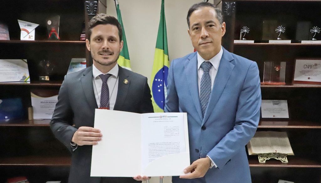 MPCE firma cooperação técnica com Polícia Civil para identificar inquéritos sem resolução e focar na apuração de crimes 