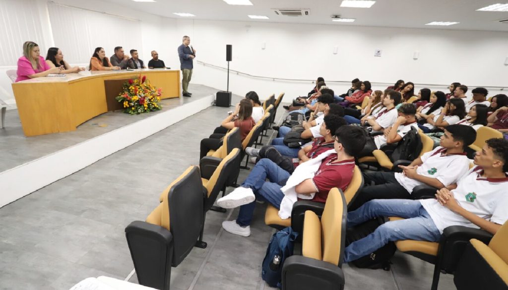 Decon Maracanaú promove roda de conversa sobre direitos do consumidor e prevenção de fraudes com alunos do Ensino Médio 