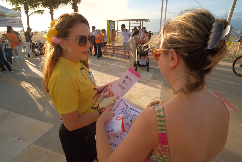 Blitz educativa do MP do Ceará na avenida Beira Mar leva orientação à população no combate ao Abuso e Exploração Sexual de Crianças e Adolescentes