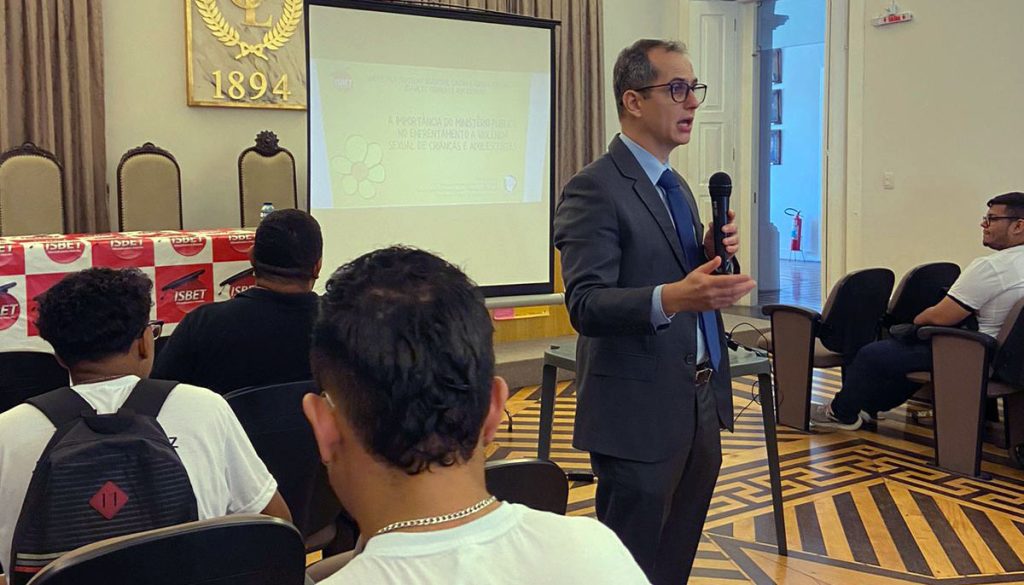 MP do Ceará participa de formação para orientar jovens sobre violência sexual de crianças e adolescentes em Fortaleza