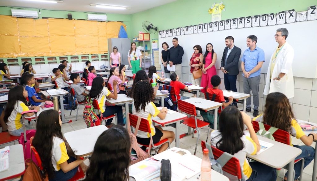 Fundo administrado pelo MP do Ceará leva água potável a mais de 500 alunos de escola no bairro Serrinha, em Fortaleza   