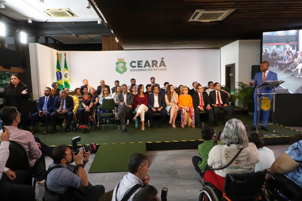 Procurador-geral de Justiça participa de cerimônia de adesão do Ceará ao Plano Nacional dos Direitos da Pessoa com Deficiência