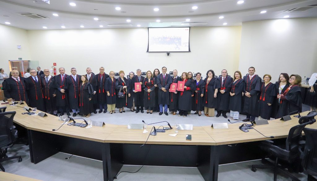 Vice-procurador-geral de Justiça, vice-ouvidora e membro do Órgão Especial tomam posse em sessão solene nesta quarta (31) 