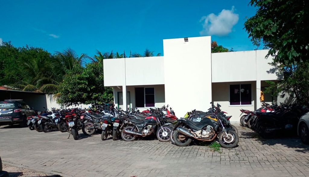 MP do Ceará requer na Justiça retirada imediata de veículos abandonados na Delegacia Regional de Itapipoca e ruas próximas 