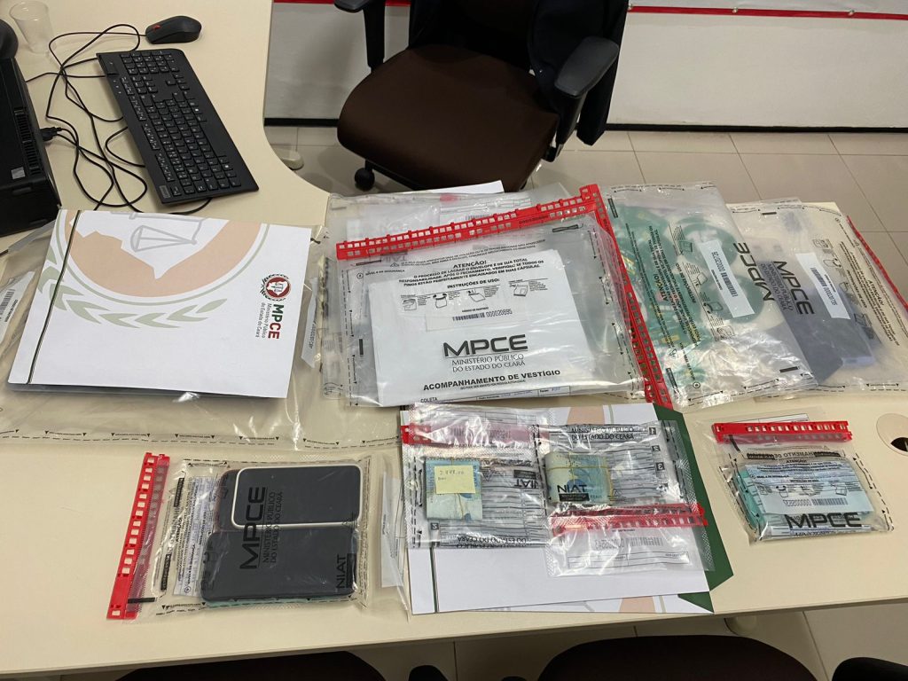 Ministério Público Eleitoral e Polícia Civil cumprem mandados de busca e apreensão contra candidatos de Santana do Cariri por suspeita de compra de votos 