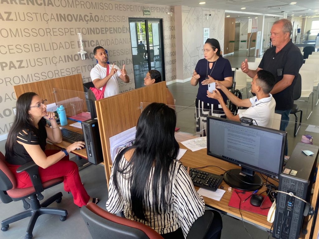 Decon disponibiliza intérprete de Libras para garantir acessibilidade no atendimento aos consumidores com surdez em Fortaleza 