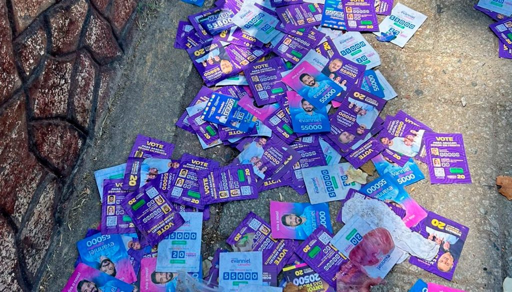 MP Eleitoral aciona Justiça contra 11 candidatos que promoveram derramamento de “santinhos” no dia da votação em Aracati 