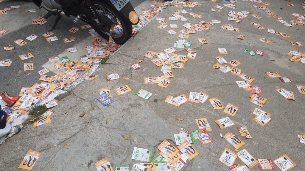 MP Eleitoral entra com ação na Justiça contra 37 candidatos por espalhar santinhos nas ruas no dia da votação em Acaraú 