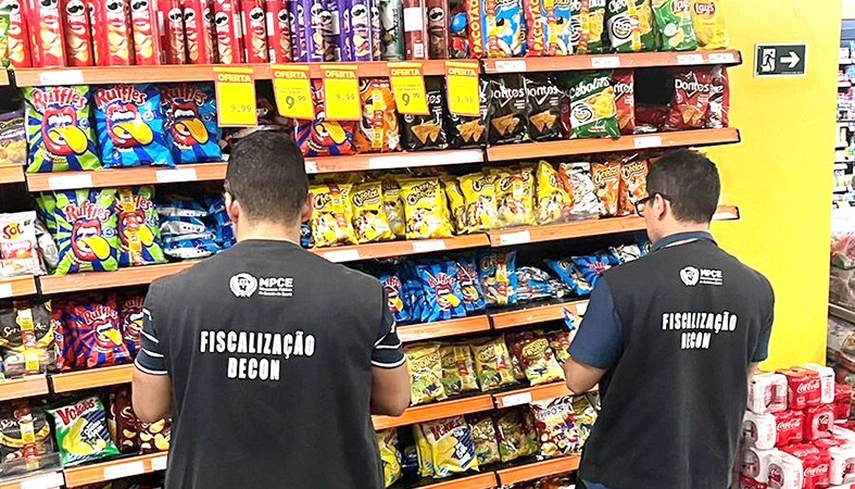 Decon autua supermercado em Itapajé por comercializar produtos vencidos e com preços divergentes nas prateleiras e no caixa