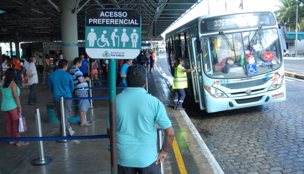 Após fiscalizações em 2024, MP do Ceará recomenda que instituições garantam segurança, higiene e respeito à prioridade nos terminais de ônibus de Fortaleza 