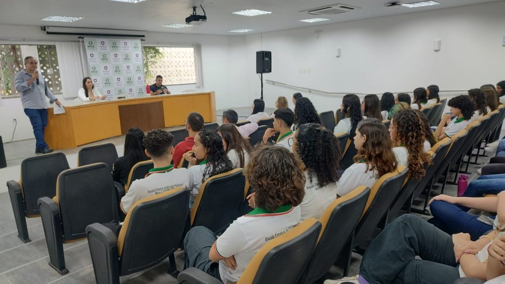 Semana do Consumidor: Decon Maracanaú promove palestra sobre direitos e relação saudável de consumo para alunos do Ensino Médio