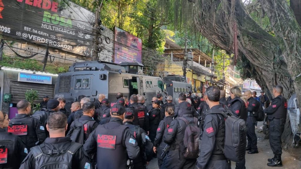 Força integrada do Ceará e do Rio de Janeiro cumpre mandados contra lideranças de facções no estado fluminense