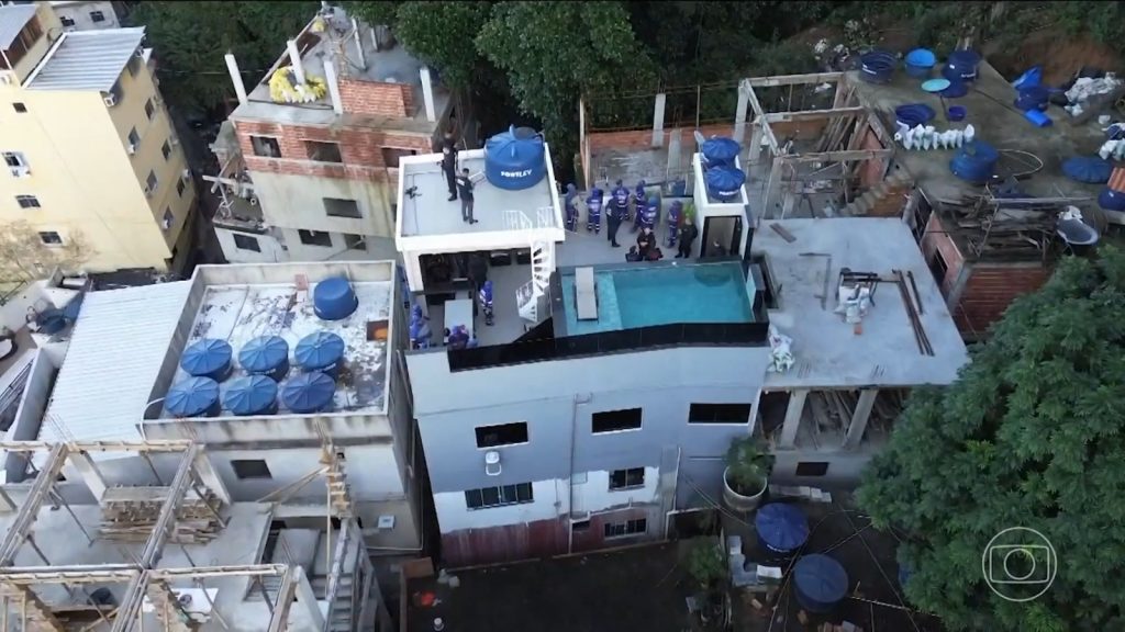 MPCE integra operação do MPRJ, PMERJ, Prefeitura do Rio e Polícia Civil do Ceará para demolir construções irregulares de traficantes cearenses na Rocinha