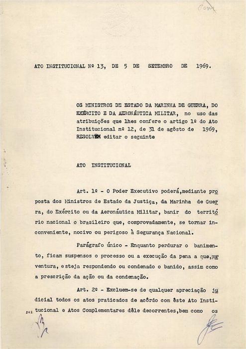O Ato institucional nº 13 autoriza o banimento de opositores considerados perigosos ao regime. Acervo Arquivo Nacional