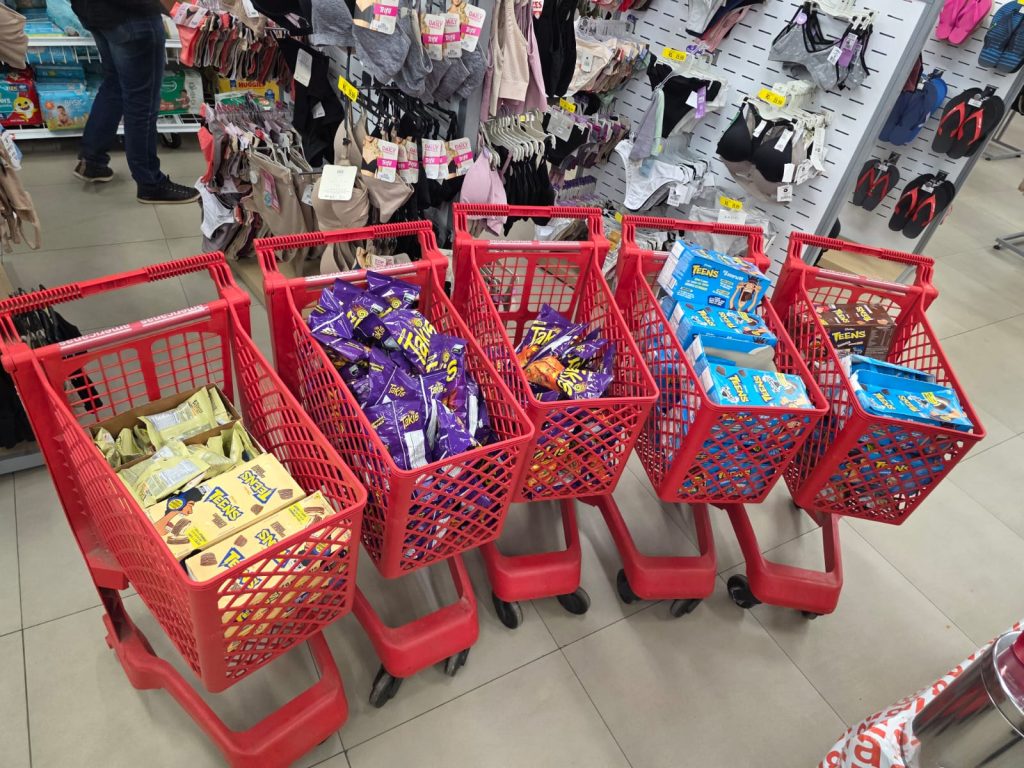 Decon autua loja de departamento em Pentecoste e descarta quase 300 produtos vencidos