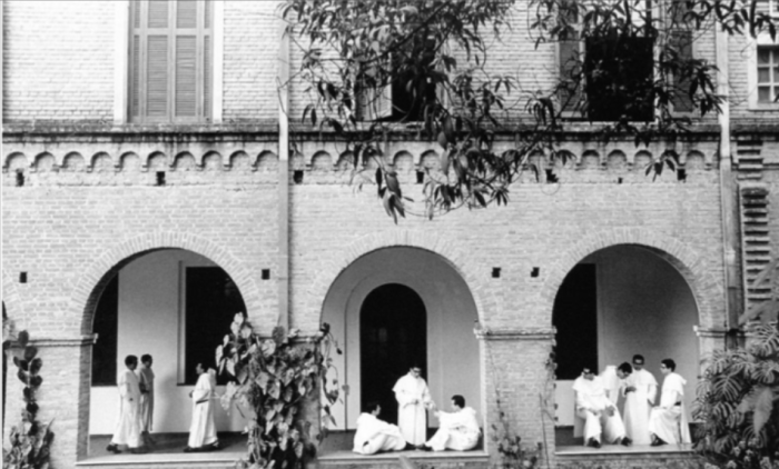  Tito ingressa no Convento dos Dominicanos em Perdizes (SP). 