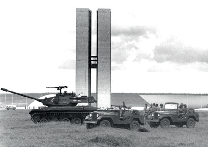 Ocorre o Golpe Civil-Militar e derrubada do Presidente João Goulart. 