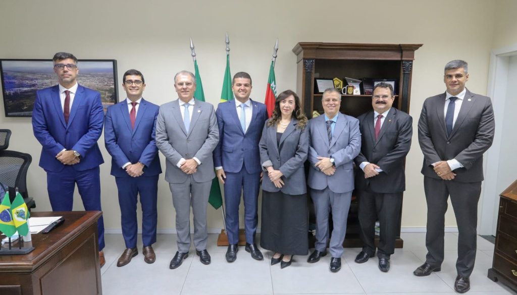 PGJ Herbet Santos recebe visita do reitor da Unifor para discutir parcerias institucionais