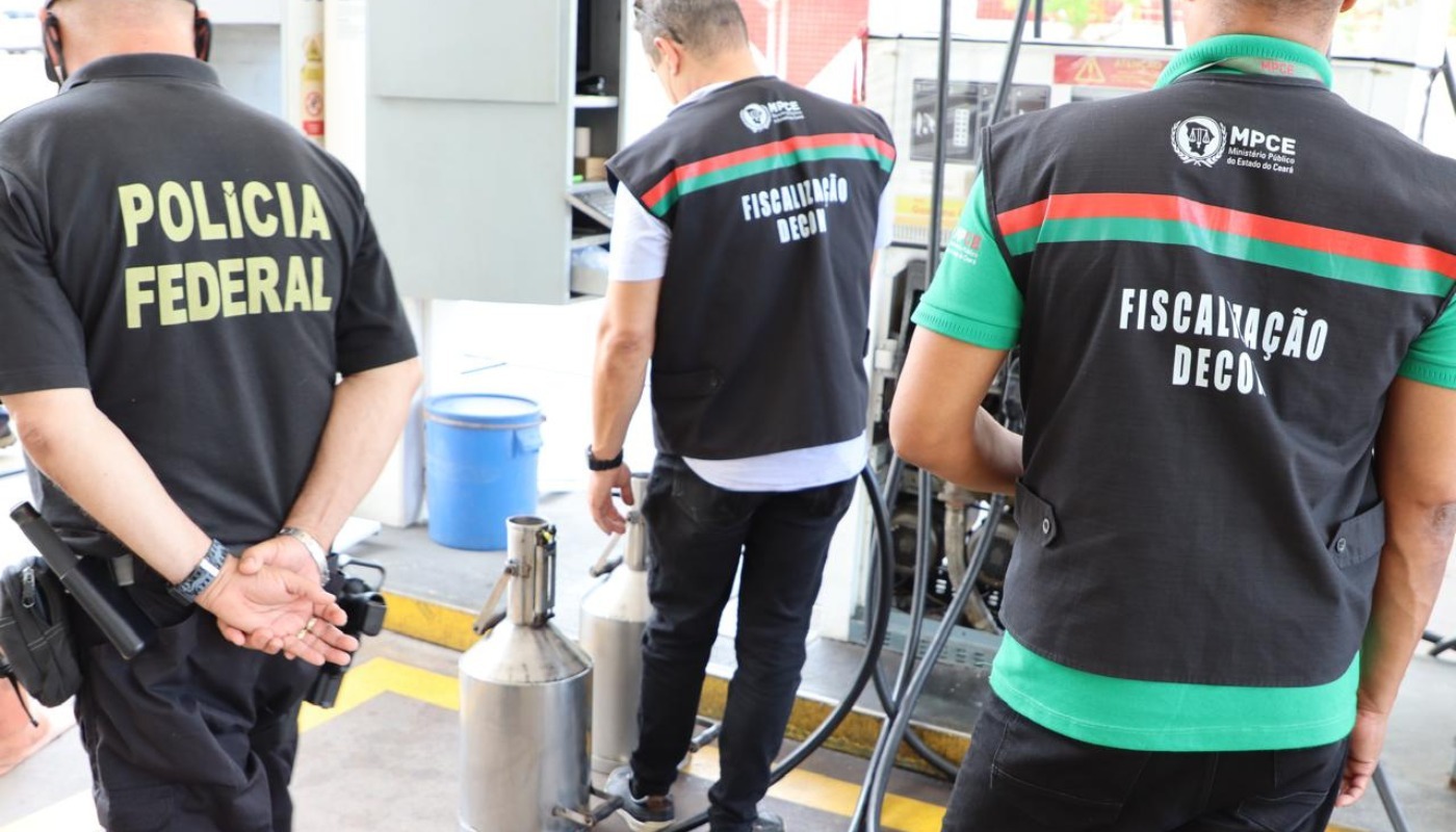 Decon e Agência Nacional do Petróleo fiscalizam postos de combustíveis em Fortaleza com apoio da Polícia Federal  