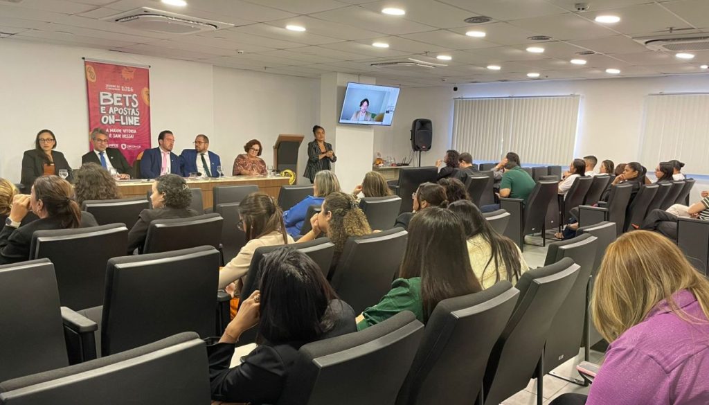 Decon debate impactos das apostas on-line e do vício em jogos eletrônicos durante Seminário Estadual de Defesa do Consumidor