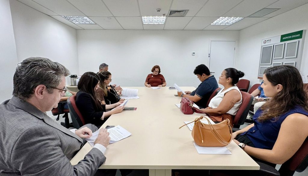 Representantes de bares e casas noturnas de Fortaleza são orientados pelo Decon sobre medidas de proteção a mulheres