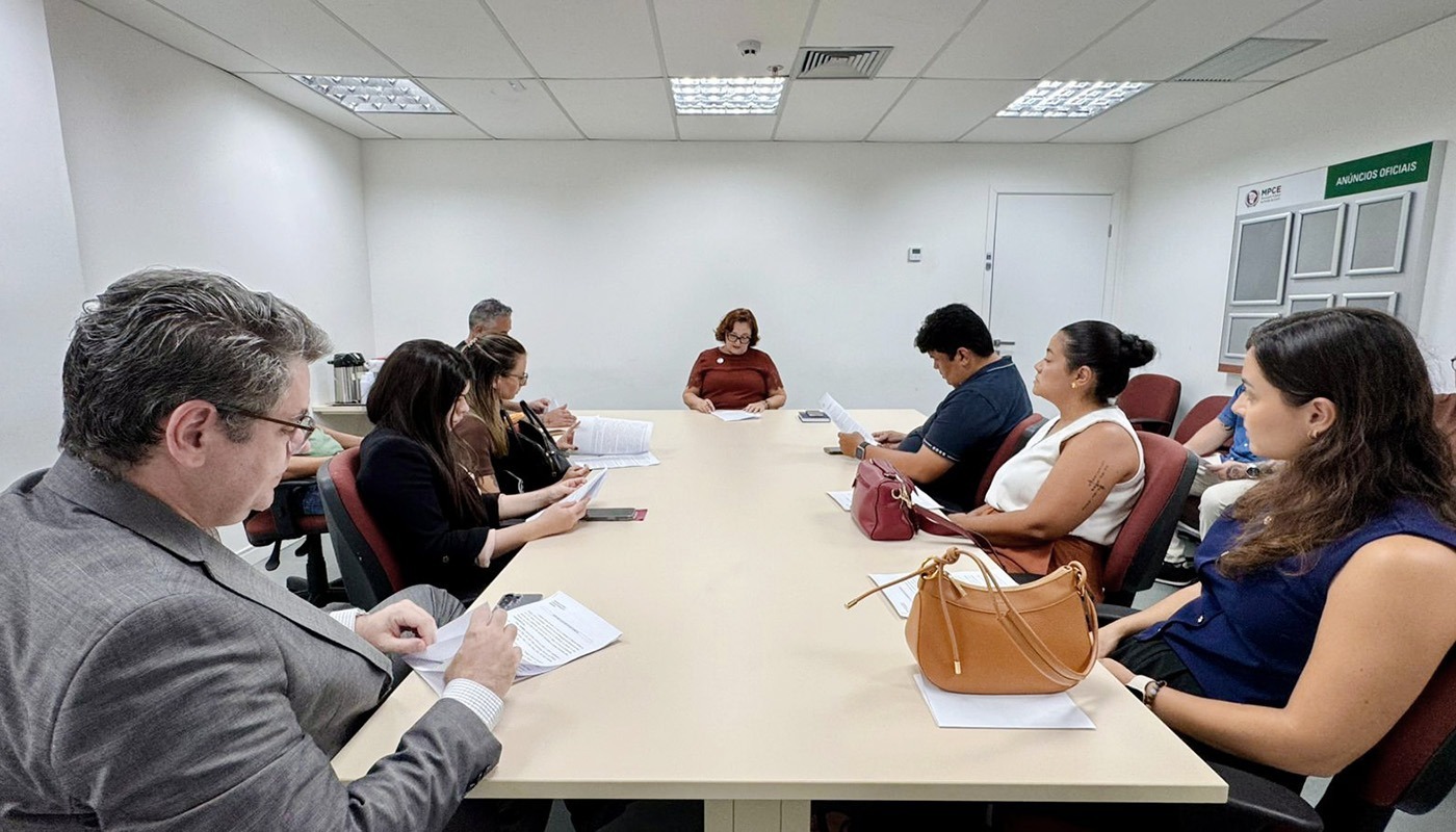 Representantes de bares e casas noturnas de Fortaleza são orientados pelo Decon sobre medidas de proteção a mulheres