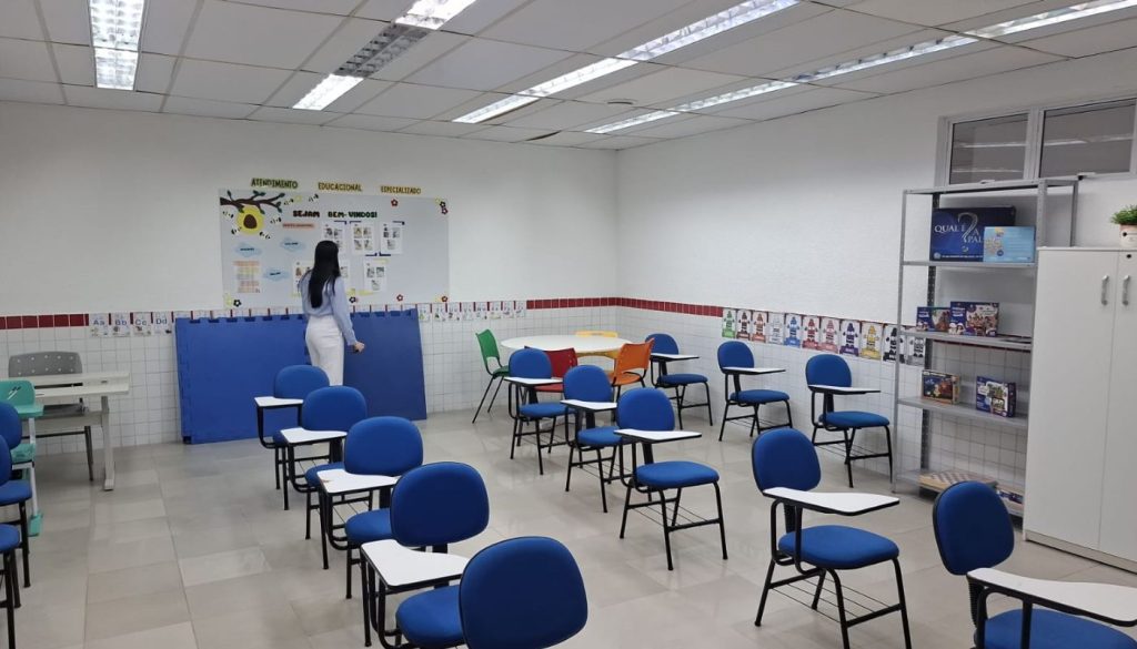 Decon autua escola no Eusébio por ausência de acompanhante especializado para aluno com TEA e outras irregularidades
