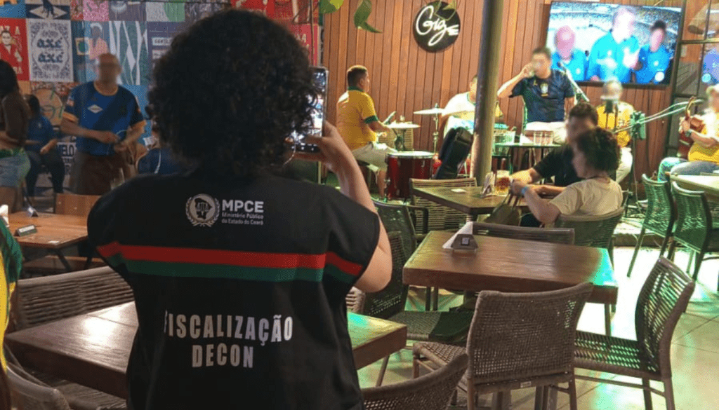 Bares e restaurantes de Fortaleza são autuados pelo Decon por cobrança indevida durante transmissão de jogos da Seleção Brasileira