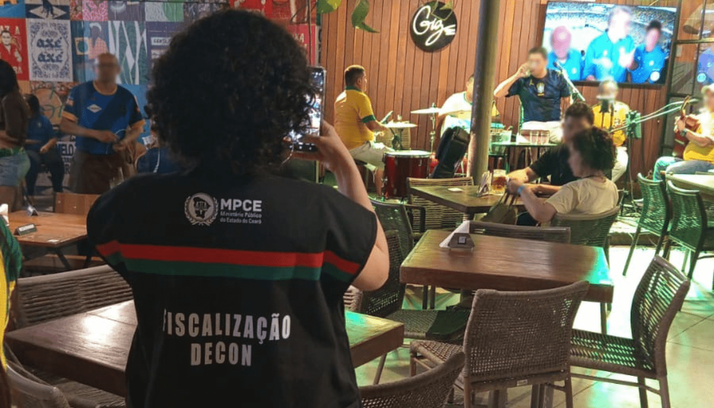 Bares e restaurantes de Fortaleza são autuados pelo Decon por cobrança indevida durante transmissão de jogos da Seleção Brasileira