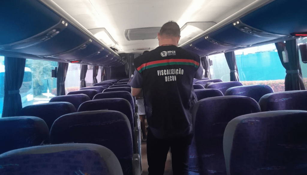Decon autua empresas de transporte durante fiscalização no Terminal Rodoviário de Messejana, em Fortaleza