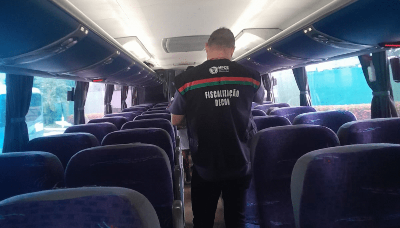 Decon autua empresas de transporte durante fiscalização no Terminal Rodoviário de Messejana, em Fortaleza
