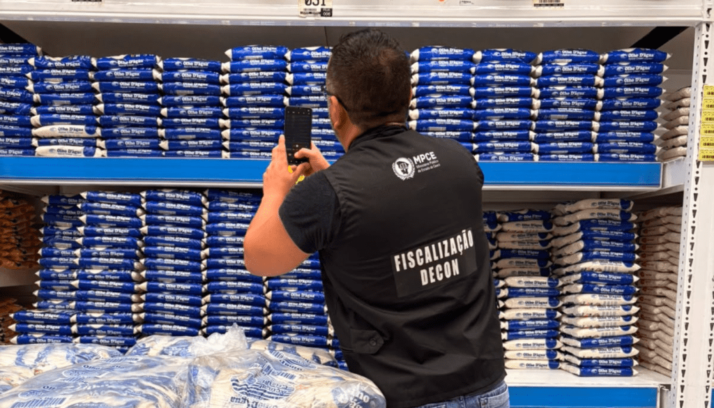 Decon autua supermercado em Sobral por venda de produtos vencidos e sem preço