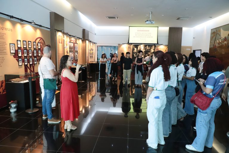 Abertura da exposição entre traços e versos