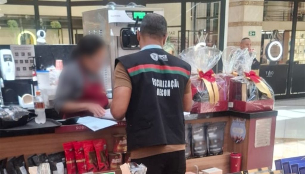 Decon autua 22 lojas durante fiscalização do Dia do Cliente em Fortaleza
