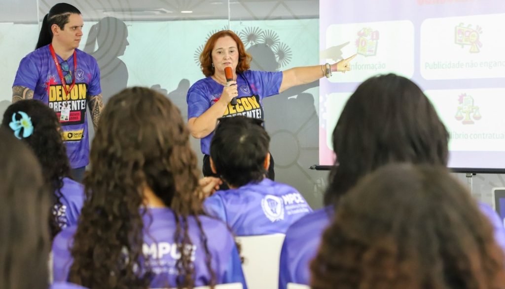Estudantes visitam sede do Decon em Fortaleza e recebem orientações sobre direitos do consumidor