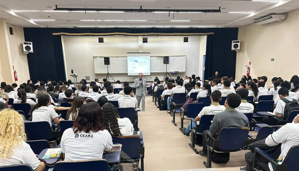 Projeto do MP do Ceará orienta estudantes de Maracanaú sobre a importância do envelhecimento saudável e da proteção aos idosos
