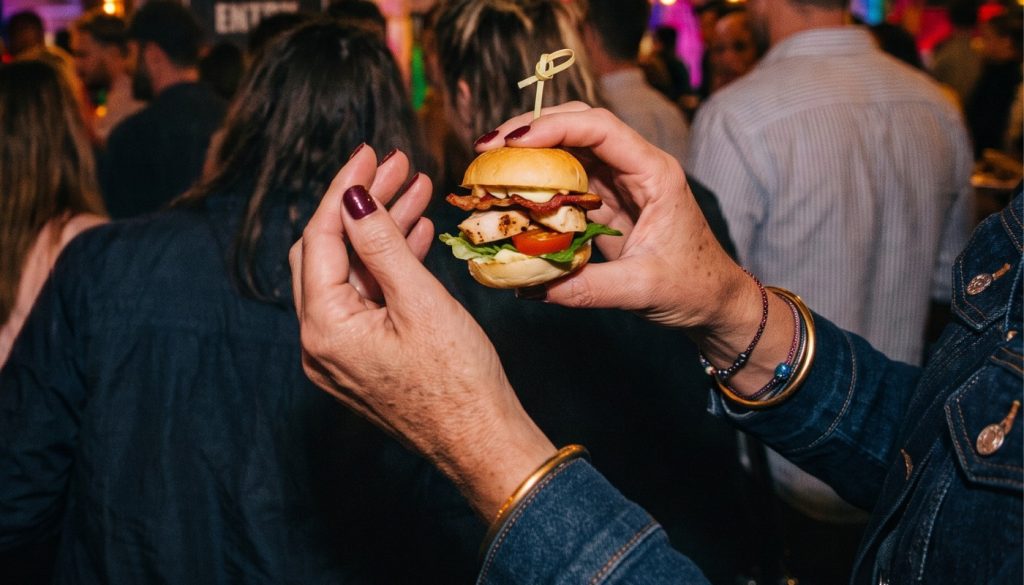 Justiça atende pedido do MP do Ceará e garante entrada de alimentos e bebidas na área gratuita da ExpoVaq, em Farias Brito